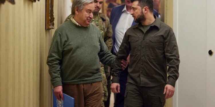 Zelensky i drejtohet kreut të OKB-së: Jemi gati të takohemi në nivel udhëheqësish, por Rusia vazhdon të bombardojë në Ukrainë