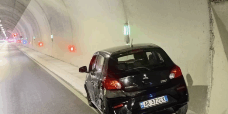 U përplasën në Tunelin e Llogarasë, ja si u dëmtuan “Mitsubishi”, “Audi” dhe “Volvo” (FOTO)