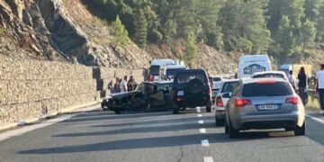 Makina aksidenton një këmbësor në Rrugën e Kombit, i pl*gosuri në gjendje të rëndë te spitali i Traumës