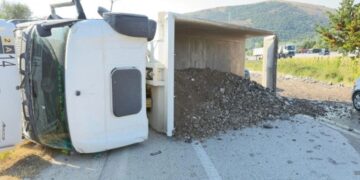 Aksident në Mallakastër/ Kamioni përmbyset dhe bllokon rrugën drejt aeroportit të Vlorës!