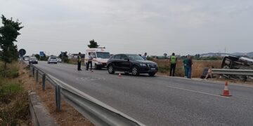 Aksident në aksin rrugor Lushnjë-Berat/ Automjeti përplaset me furgonin, përfundon në spital pasagjeri