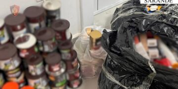 Produkte kozmetike dhe kafe kontrabandë, arrestohet pronarja e marketit në Sarandë
