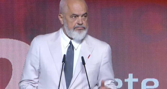 Zjarret në vend/ “Do të kemi së shpejt flotën tonë të avionëve zjarrfikës”, Rama