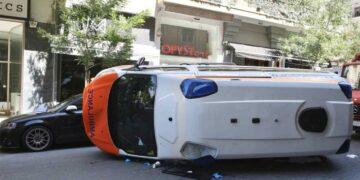 Tragjike në Greqi/ Përmbyset ambulanca, humbet jetën pacienti