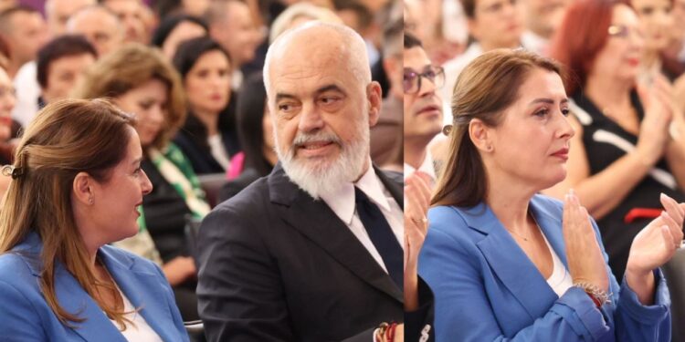 “E di që s’do ma falësh këtë bombë”, buzëqeshja dhe “shok-u” i Manastirliut në Asamblenë e PS, nga ministre në kryebashkiake e Tiranës