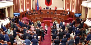 140 deputetë ulen sot në sallë, mes tyre 72 që hyjnë për herë të parë.