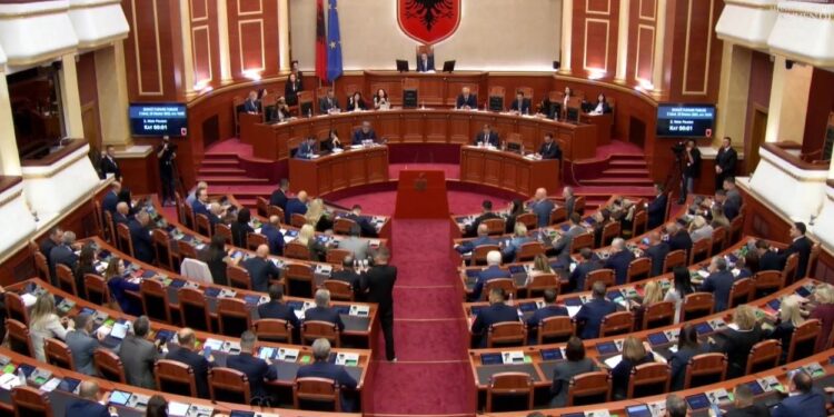 “Po talleni me shqiptarët”, opozita kërkon debat me mocion, Peleshi-Nokës: Do ndërpritet fjala nëse s’është për procesverbalin