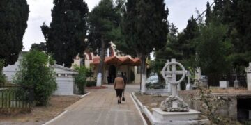 Shqiptari g*det me lopatë grekun,incidenti ndodhi në varreza