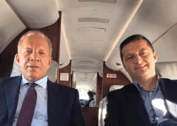 Biznesmeni Behgjet Pacolli SHKARKON administratorin e Aeroportit të Vlorës!