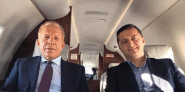 Biznesmeni Behgjet Pacolli SHKARKON administratorin e Aeroportit të Vlorës!