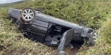 Benz-i humbet kontrollin dhe përfundon në kanal, tre të lënduar