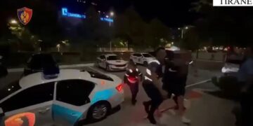 Kapen të armatosur me pistoletë, arrestohen dy persona në Tiranë