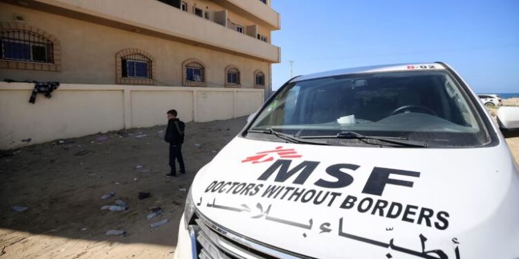 Organizata “Mjekët pa Kufij” pezullon aktivitetin në Gaza për shkak të rrezikut të sulmeve izraelite: Të detyruar të largohemi