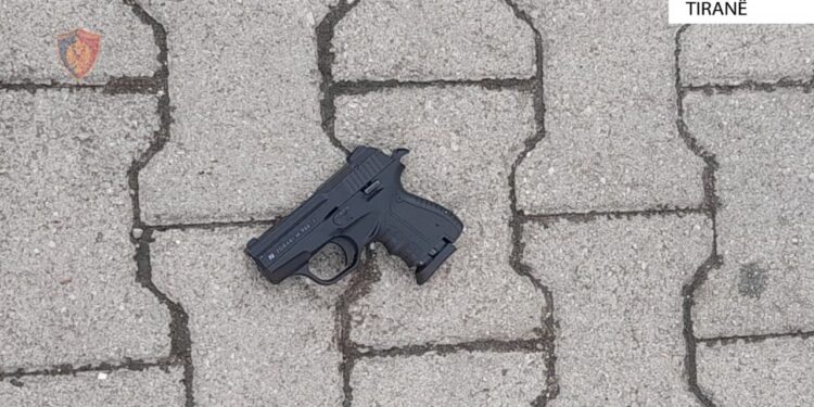 Plagosi kunatin me pistoletë, policia jep detaje nga krimi në Kombinat: Autori në pranga, në kërkim një i ri