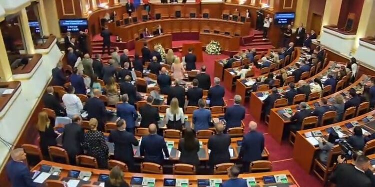 Rinis seanca parlamentare, grupi demokrat mban 1 minutë heshtje në nderim të Azem Hajdarit, socialistët nuk i bashkohen