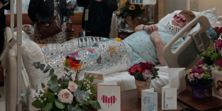 Fansat në panik: Elton John publikon foto nga spitali