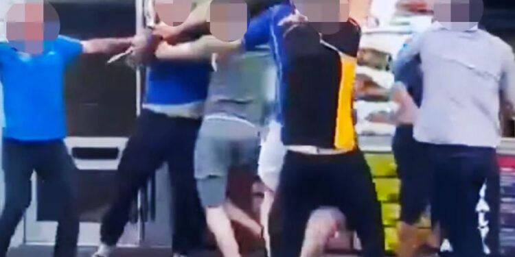 Përleshje masive në britani/ dy familje turke me shpata e thika