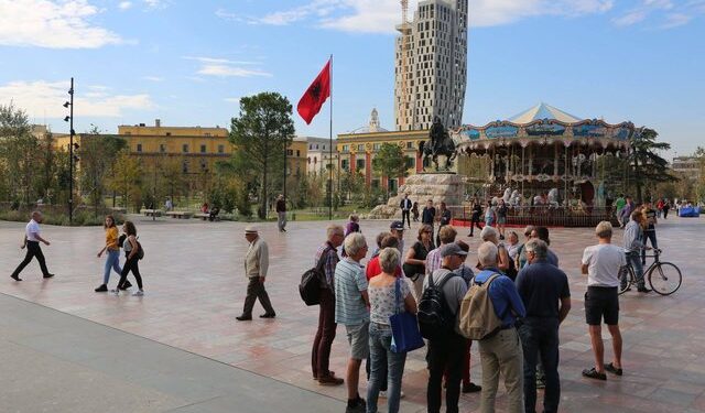 SHQIPËRIA, E PREFERUAR EDHE NË VJESHTË! Fluks i lartë turistësh në qytetet malore dhe historike