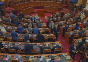 Opozita braktisi votimin, ndryshimi i rregullores së Kuvendit miratohet me 79 vota pro