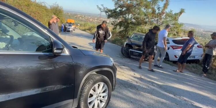 Aksident i trefishtë në aksin Fier–Cakran, plagoset një nga drejtuesit e mjeteve