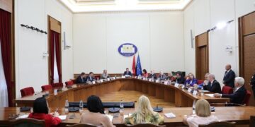 “Të shkarkohet Peleshi” – Debate në mbledhjen me dyer të mbyllura në Konferencën e Kryetarëve