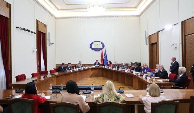 “Të shkarkohet Peleshi” – Debate në mbledhjen me dyer të mbyllura në Konferencën e Kryetarëve