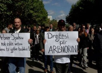 U arrestua në Serbi, protestë masive në Prishtinë për policin kosovar