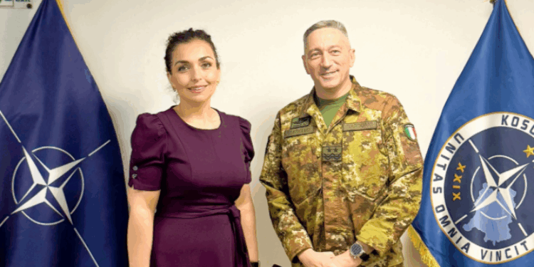 Presidentja Osmani takim me komandantin e KFOR, në fokus siguria dhe bashkëpunimi institucional