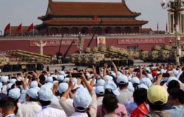 Reuters: Xi i Kinës shfaq pushtet në paradën ushtarake me Putinin dhe Kim Jong Un, shfaqje force me armët e reja