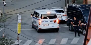 Operacioni antidrogë në Elbasan! 30 persona transferohen me autobus drejt Tiranës