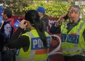 Zviceranët e kthejnë në çështje policen shqiptare që këndon këngën për Adem Jasharin