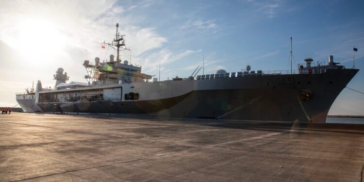 Anija luftarake amerikane bën ndalesën e parë në Porto Romano, ambasada e SHBA në Tiranë: Mirëpresim këtë fazë të re në modernizimin ushtarak të Shqipërisë