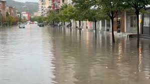 Reshjet e shiut përmbytin sërish Vlorën, rrugë dhe lagje nën pushtetin e ujit