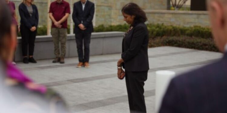 Sulmi terrorist i 11 shtatorit – Ambasada amerikane në Prishtinë kujton viktimat, mbajnë një minutë heshtjeje