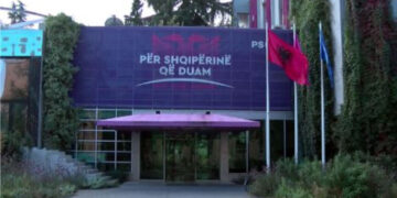 Këshilltarët socialistë në Tiranë mblidhen në selinë e PS për të diskutuar strategjinë e shkarkimit të Veliajt