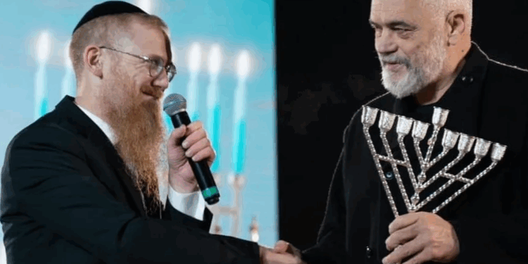 Shqipërisë i kërkohet të arrestojë kryerabinin Yoel Kaplan, i akuzuar për krime lufte në Gaza; thirret në Prokurorinë e Tiranës