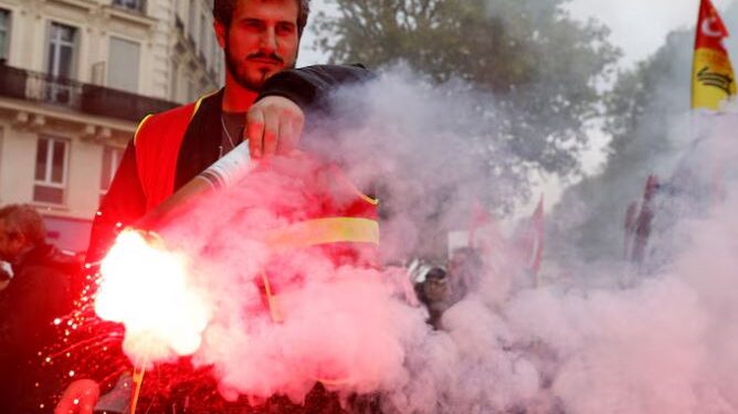 Sindikatat franceze bëjnë thirrje për protesta të mëtejshme për të ushtruar presion mbi kryeministrin e ri