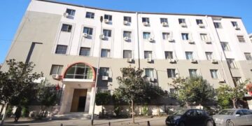 9 ndërtesa, 33 apartamente e 15 makina, Prokuroria Durrës i sekuestron Arben Lamçes pasuritë