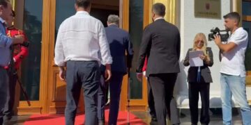 “Me këmbë të djathtë, i sigurt”, Spahia mbërrin me paterica në Kuvend