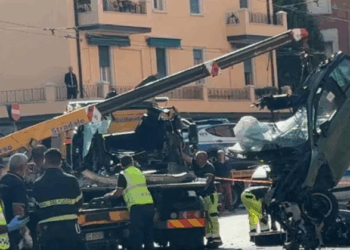 Makina përplaset me një shtyllë ndriçimi gjatë ndjekjes nga policia, humb jetën 18-vjeçari shqiptar