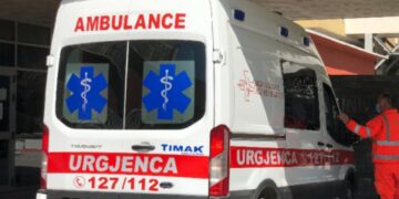 Bie aksidentalisht nga ballkoni i dhomës ku po qëndronte në Tiranë, 52-vjeçari gjerman niset drejt spitalit