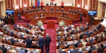 Ngrihet komisioni i përkohshëm për verifikimin e mandateve, mbyllet pas disa minutash seanca e parë në Kuvend