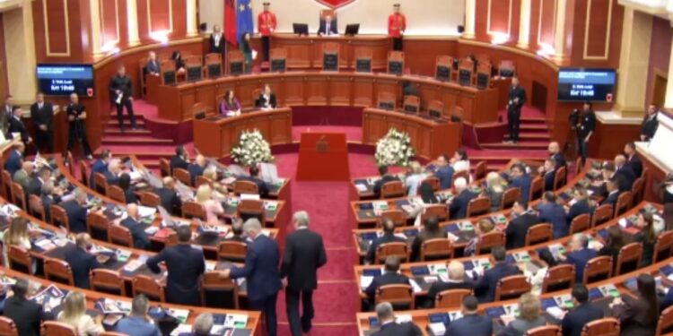 Ngrihet komisioni i përkohshëm për verifikimin e mandateve, mbyllet pas disa minutash seanca e parë në Kuvend