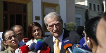 Shkarkimi i Veliajt, Berisha jashtë Kuvendit: Ata që sulmuan prokurorët i bënë gjyq me pasion të tmerrshëm