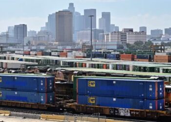 Trump vendos tarifë 100% për disa ilaçe të importuara që nga 1 tetori