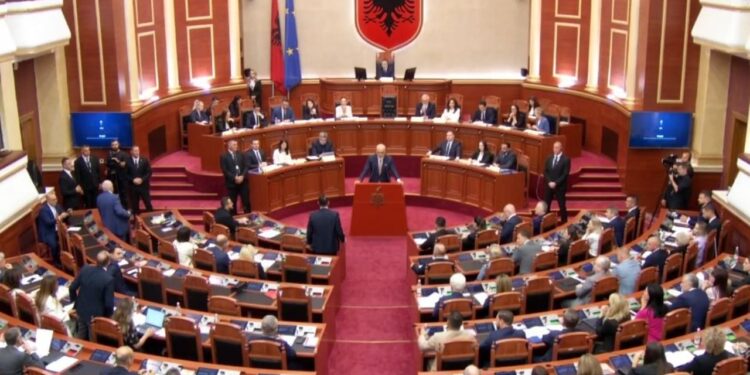 Peleshi bën ‘ndëshkimin’ e parë, i heq fjalën Klevis Balliut