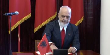 Kryeministri dhe ministrat e rinj në këmbë drejt Kryeministrisë. Sot mbledhja e parë e qeverisë