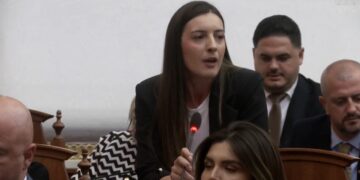 “Kthehuni në normalitet, se vetëm keni ofenduar”, deputetja Zegjine Çaushi ironizon kolegët e opozitës: Dhe ju si Gazi do përfundoni
