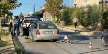 Aksident në Fier/ Makina përplas qytetarin që lëvizte me biçikletë