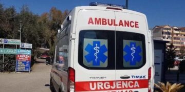 E rëndë në Librazhd/ 18-vjeçari humb ndjenjat brenda në klasë dhe transportohet me urgjencë në spital, dyshimet e para